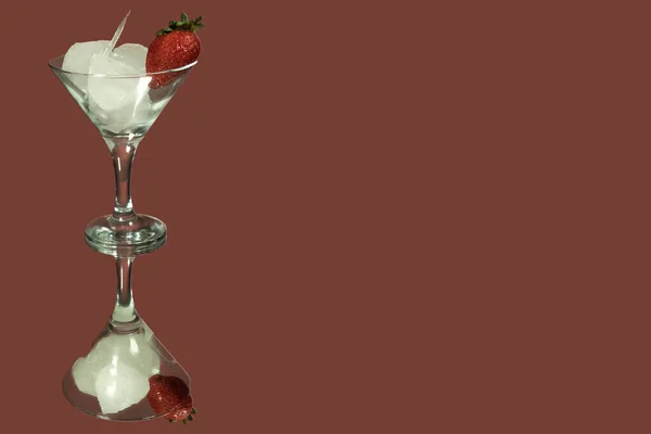 Koktail Alkohol Strawberry Daiquiri Beku Terisolasi Latar Belakang Merah Refleksi — Stok Foto