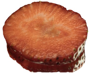 Çilek dilimi yüzeyi kes. Beyazda izole edilmiş makroyu kapat.