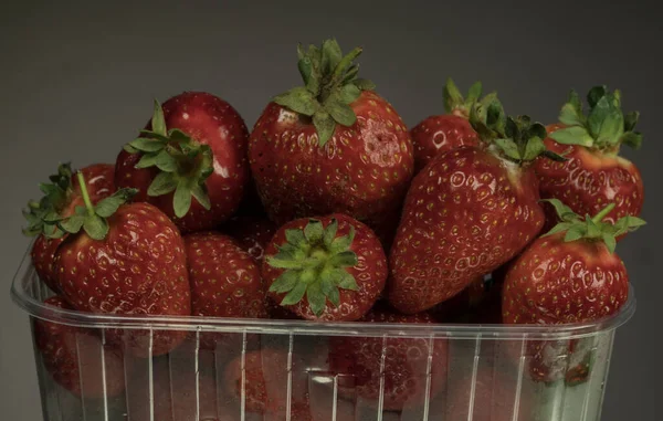 Rote Reife Erdbeere Plastikverpackung Auf Dem Tisch — Stockfoto