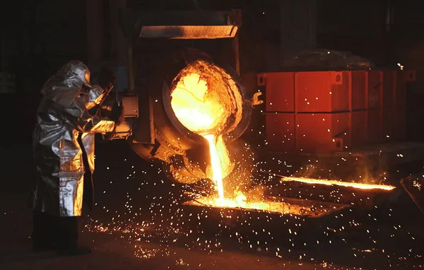 Sinaasappelmetaal Een Metallurgische Fabriek Vloeibaar Ijzer Uit Pan — Stockfoto