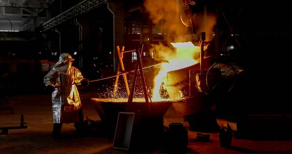 Schmelzen Orangefarbenen Metalls Einer Metallurgischen Anlage Flüssiges Eisen Aus Der — Stockfoto