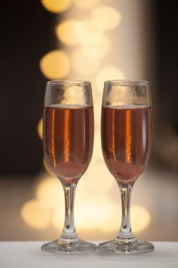 Çifte iki bardak pembe şampanya..