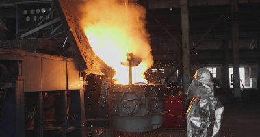 Erimiş metal. Alüminyum dökümhanesi. Ana alaşım üretimi