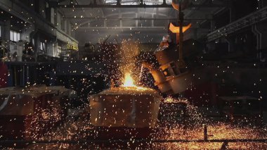 Erimiş metal kalıba dökülüyor. Dökme demir, çelik ve sıvı metal için eritme fırını.