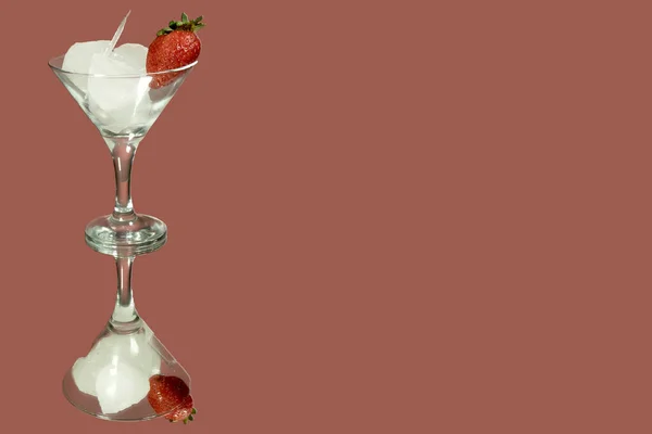 Cocktail Alcolico Congelato Alla Fragola Daiquiri Isolato Sfondo Rosso Riflessione — Foto Stock