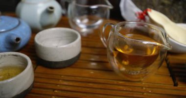 Çin çay seremonisi Puerh çayı ile, siyah çay süzgeçten geçirilir, yakın çekim.