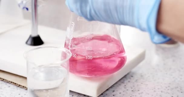 Los científicos trabajan con tubos de ensayo y matraz en el laboratorio. Brain man pour Chemistry Color Toxic Liquid in Science Bottles (en inglés). Cierra las imágenes de 4k. Búsqueda de vacunas. Investigación sobre un nuevo medicamento. — Vídeo de stock