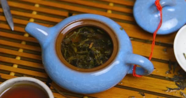 中国的茶道上有泡茶 红茶用滤清器倒入玻璃茶花菜中 — 图库视频影像