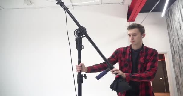 Junge, gut aussehende männliche Profifotografen fotografieren ein Model in einem Studio. Er ist zufrieden mit den aufgenommenen Bildern. — Stockvideo