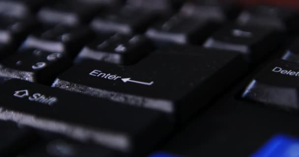Το χέρι πληκτρολογεί ένα μαύρο πληκτρολόγιο σε ένα λευκό τραπέζι με μπλε — Αρχείο Βίντεο