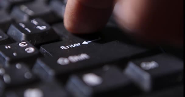 A mão está digitando um teclado preto em uma mesa branca com luzes azuis . — Vídeo de Stock