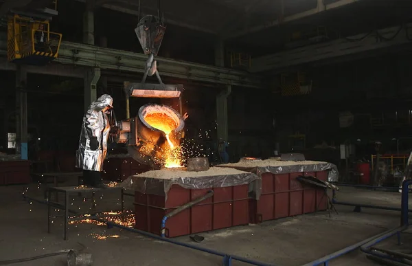 Sinaasappelmetaal Een Metallurgische Fabriek Vloeibaar Ijzer Uit Pan — Stockfoto