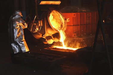 Erimiş metal kalıba dökülüyor. Dökme demir, çelik ve sıvı metal için eritme fırını.