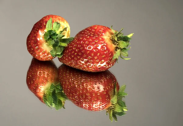 Erdbeere Auf Dem Tisch Nahaufnahme Erdbeeren Kleine Wassertropfen — Stockfoto