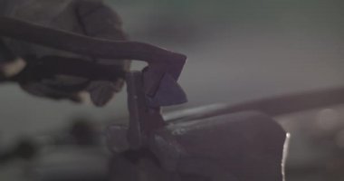 Demir ve Çelik Fabrikası. Erimiş Demir Dökümü. Metal endüstrisi, erimiş metal, parlayan çelik endüstrisi, erimiş çelik, eriyen çelik, metalurji fabrikası, kırmızı-sıcak metal üretimi, sıcak metal üretimi,