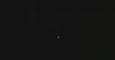 Demir ve Çelik Fabrikası. Erimiş Demir Dökümü. Metal endüstrisi, erimiş metal, parlayan çelik endüstrisi, erimiş çelik, eriyen çelik, metalurji fabrikası, kırmızı-sıcak metal üretimi, sıcak metal üretimi,