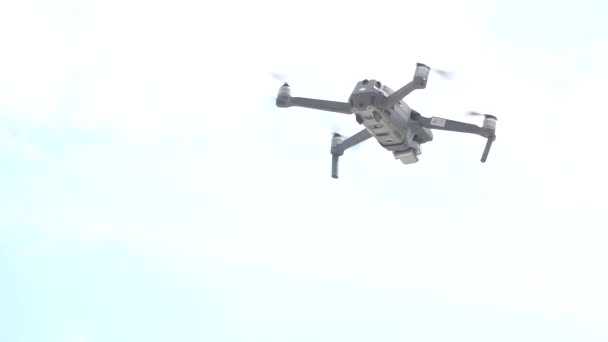 Serviço Entrega Encomendas Zangões Quadcopter Carregando Caixa Embarque Urgente Aplicação — Vídeo de Stock