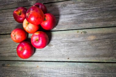 Ahşap arka planda kırmızı elmalar. Boşluğu kopyala.