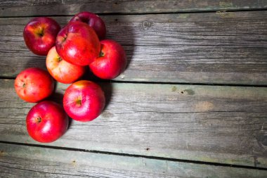 Ahşap arka planda kırmızı elmalar. Boşluğu kopyala.