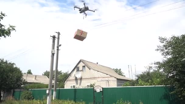 Usługa doręczania paczek dronów. Czołg przewożący pilną skrzynkę transportową. — Wideo stockowe