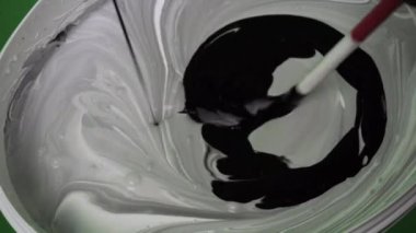 su bazlı boya bir kova içinde karıştırma