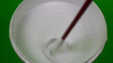 su bazlı boya bir kova içinde karıştırma