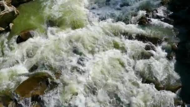 Vattenfall Mountain River Stormiga — Stockvideo