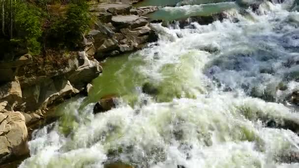Wodospad Góry Rzeka Burzliwy — Wideo stockowe