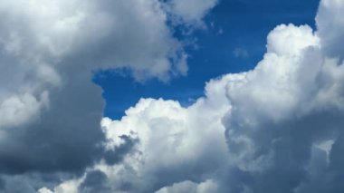 Mavi gökyüzü bulutları zaman atlamalı