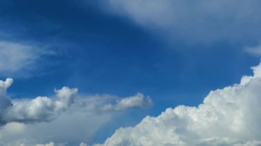 Mavi gökyüzü bulutları zaman atlamalı