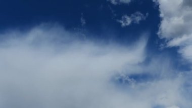 Mavi gökyüzü bulutları zaman atlamalı