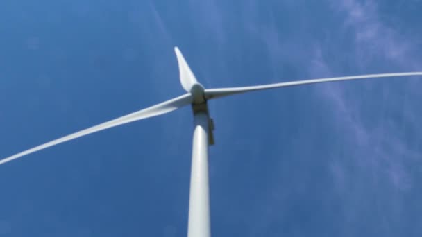 Windturbine Spinnen Opwekking Van Elektriciteit — Stockvideo