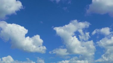 Mavi gökyüzü bulutları zaman atlamalı
