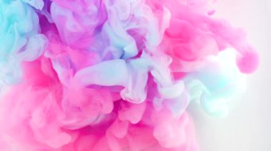 Krasochnaya kraska padayet smeshivat 'v vode na belom fone. Chernila Kruzhatsya kapsülü. Tsvetnyye akrilovyye oblaka abstraktnogo dyma vzryva animatsii