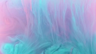 Suda mürekkep. Akış videosu. Suyun içinde gökkuşağı boyası. Karışık renk. Soyut renkli şekil.