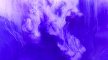 Suda mürekkep. Akış videosu. Suyun içinde gökkuşağı boyası. Karışık renk. Soyut renkli şekil.