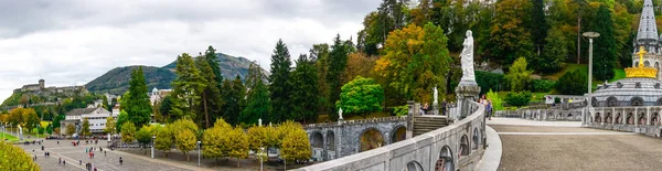 Lourdes Fransa Bazilikası görünümünü
