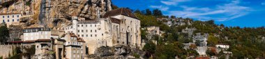 Rocamadour güneybatı Fransa'nın Lot bölümünde. Kutsal Meryem'in Kutsal Alanı, yüzyıllardır birçok ülkeden hacıların ilgisini çekmiştir..