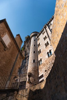 Rocamadour güneybatı Fransa'nın Lot bölümünde. Kutsal Meryem'in Kutsal Alanı, yüzyıllardır birçok ülkeden hacıların ilgisini çekmiştir..