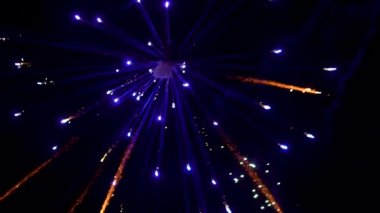 Havai fişekler geceyi selamlıyor gökyüzü kutlaması