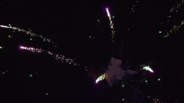 Havai fişekler geceyi selamlıyor gökyüzü kutlaması