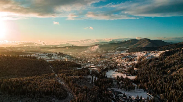 Die Karpaten Überwintern Schnee Nadelwald Bei Sonnenuntergang — Stockfoto