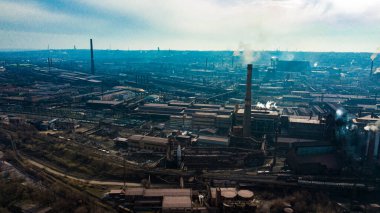 Metalürjik üretim tesisi borulardan çıkan dumanlı kötü ekoloji hava fotoğrafçılığı