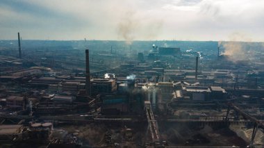 Metalürjik üretim tesisi borulardan çıkan dumanlı kötü ekoloji hava fotoğrafçılığı