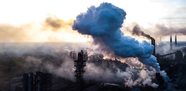 Endüstri metalürjik fabrika şafak dumanı duman emisyonları kötü ekoloji hava fotoğrafçılığı