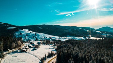Karpat Dağları kış aralığı hava fotoğrafçılığı panoraması.