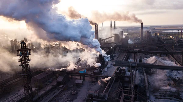 Endüstri metalürjik fabrika şafak dumanı duman emisyonları kötü ekoloji hava fotoğrafçılığı