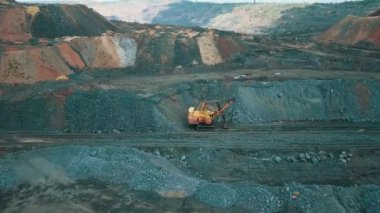 Kazıcı taş ocağı tren demir cevheri madenciliğini yüklüyor.
