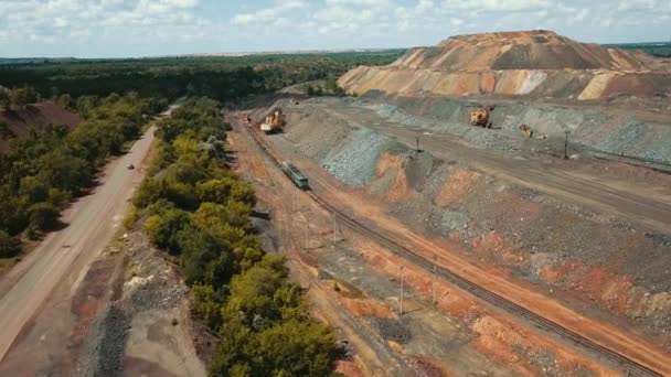 Escavadeira Pedreira Carga Trem Minério Ferro Indústria Mineração — Vídeo de Stock