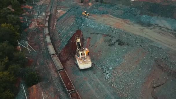 Escavadeira Pedreira Carga Trem Minério Ferro Indústria Mineração — Vídeo de Stock